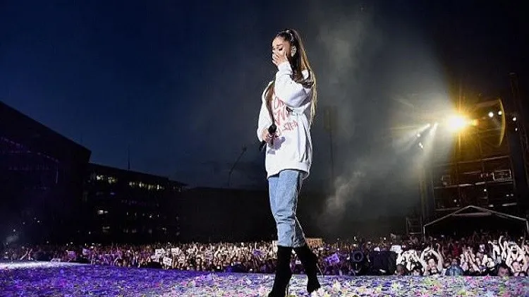 Ariana Grande se întoarce la Manchester după doi ani de la atacul terorist