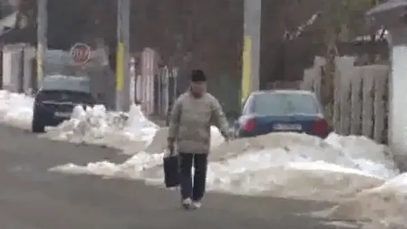 Halucinant, a vrut să fure de la poliţişti ziua în amiaza mare (VIDEO)