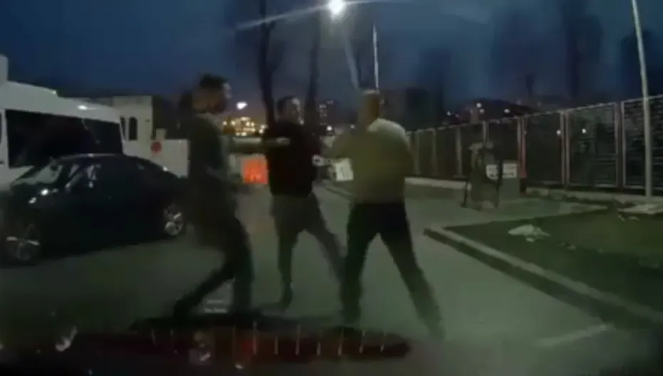 Imagini incredibile! Bătaie într-o benzinărie. O cameră a surprins tot