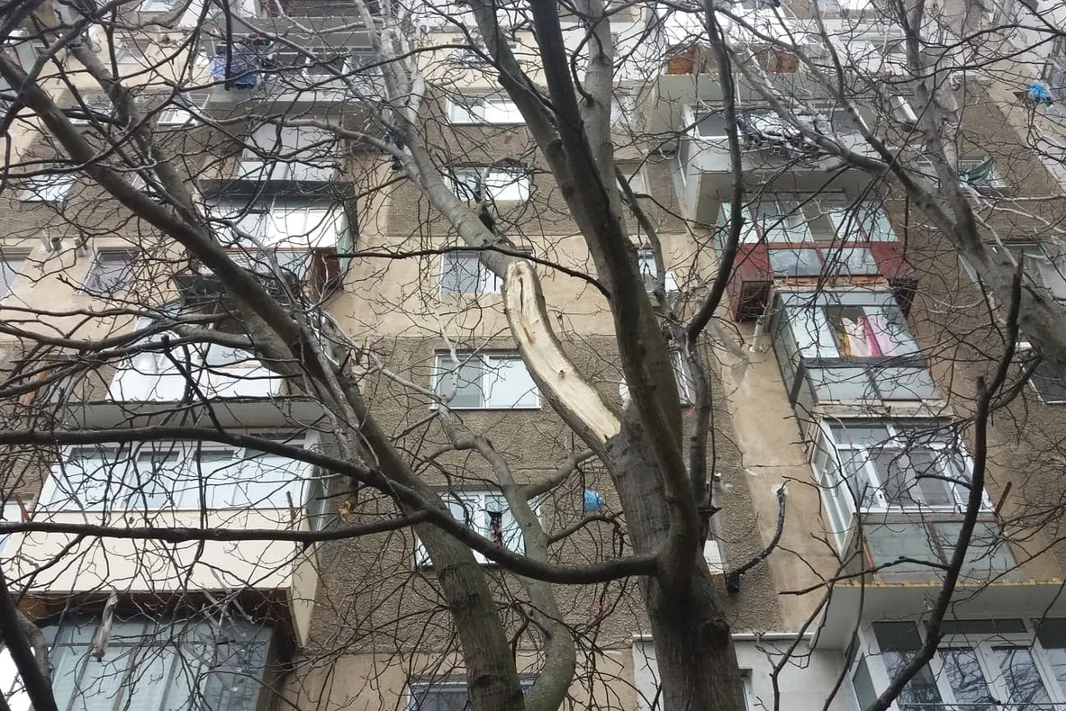 Caz bulversant la Brăila. O adolescentă a căzut de la etajul 9