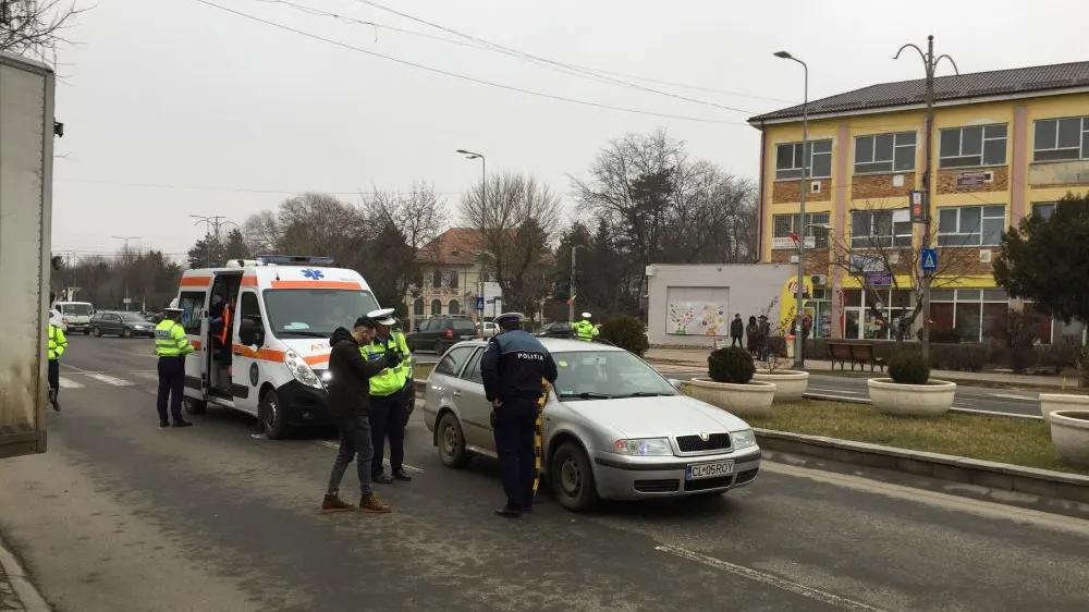 O femeie a fost lovită în plin pe o trecere de pietoni