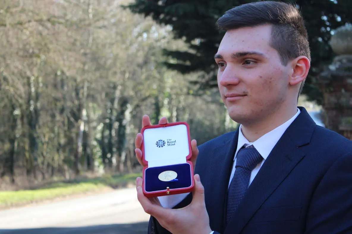 Un elev din România, premiat de regina Marii Britanii 