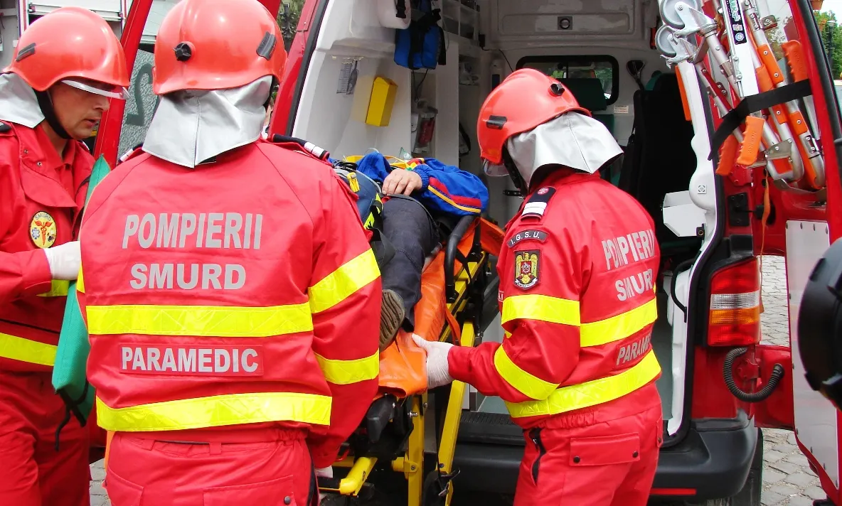 Accident grav în Alba: A intrat cu maşina într-un cap de pod