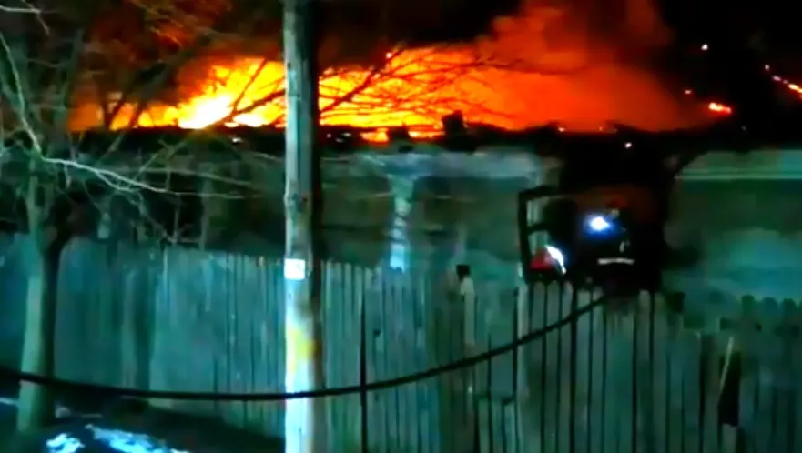 Incendiu violent în Olt: Un bărbat a ajuns la spital în stare gravă