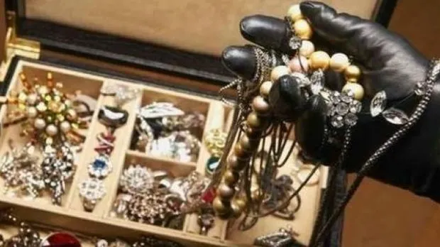 Doi bărbaţi care au furat peste un kilogram de bijuterii din aur, arestaţi, în Argeș