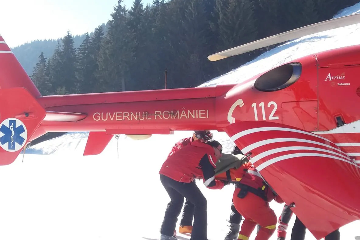 Un copil de 5 ani s-a rănit pe pârtie la Buşteni. A fost luat cu elicopterul