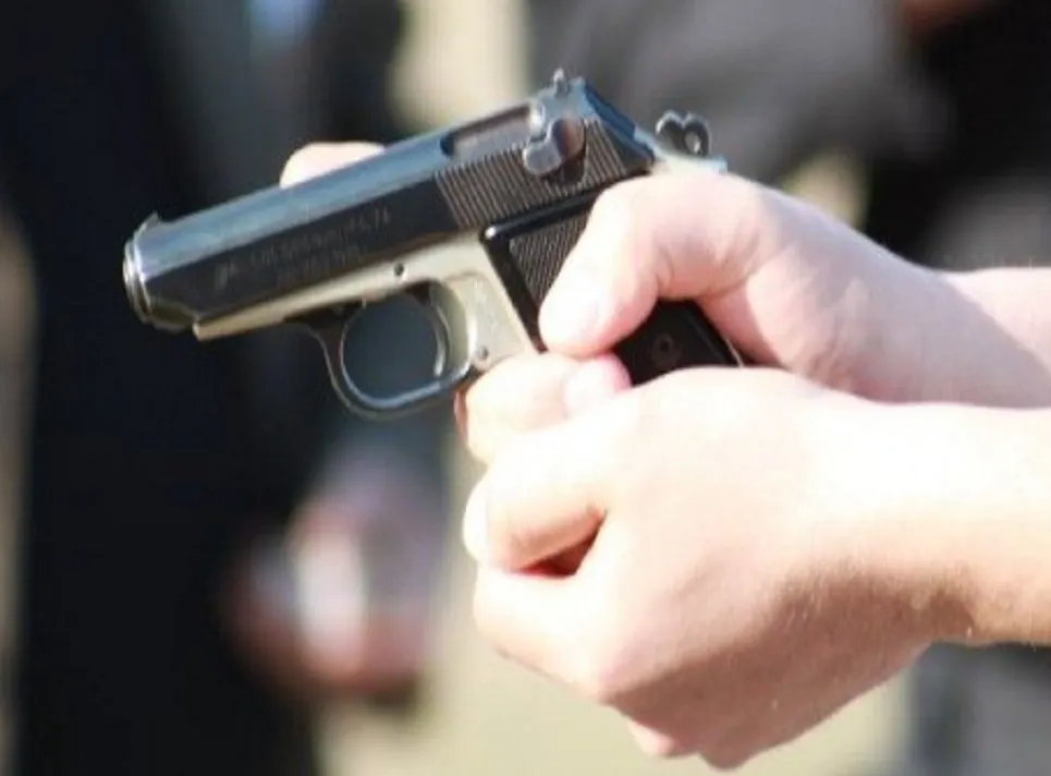 Prima persoană reţinută în cazul femeii împuşcate în cap de un poliţist