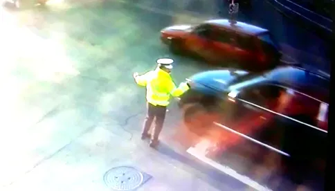Polițist lovit în plin în timp ce dirija intersecția. Momentul suprins de camere