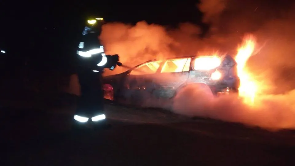 Un om de afaceri beat a dat foc maşinii de zeci de mii de euro