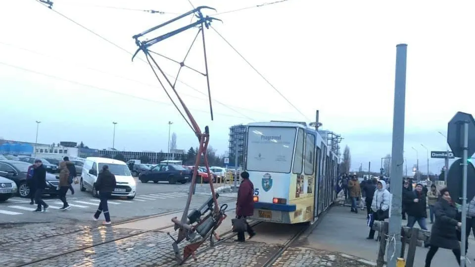 Transportul în comun se dezintegrează, la propriu, în Brăila și Craiova