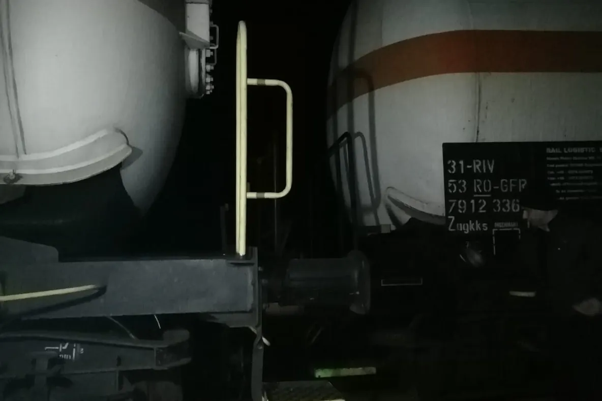 ALERTĂ în Mureș. ISU intervine de urgență în urma unor scurgeri de combustibil dintr-un vagon cisternă CFR Marfă - VIDEO