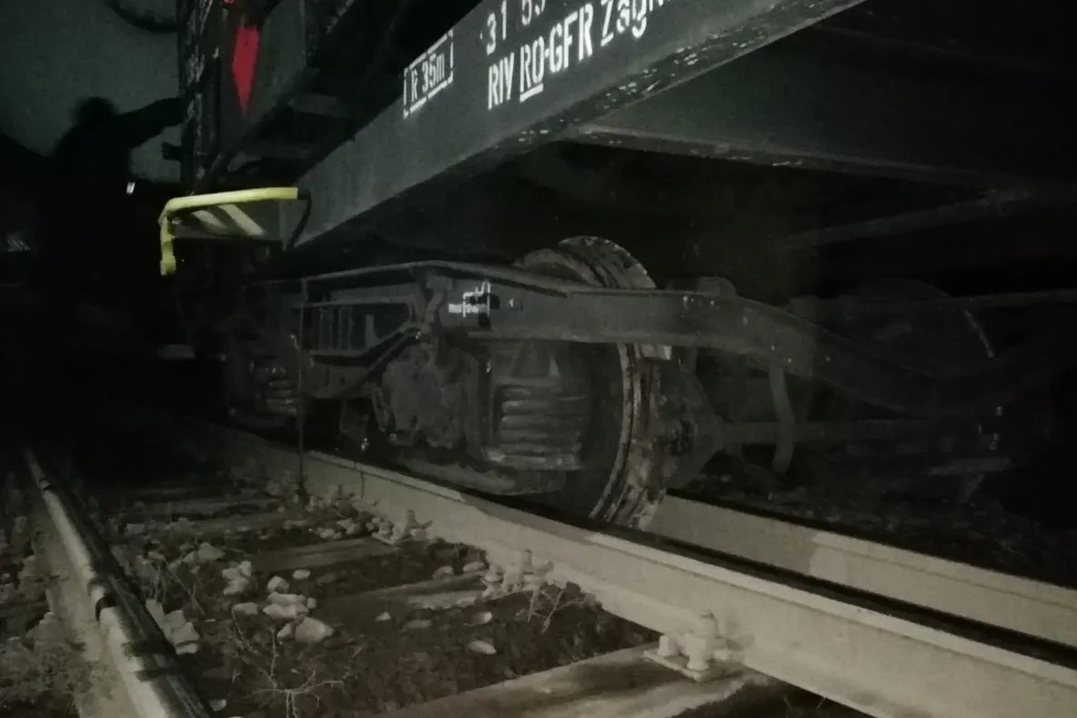 Vagonul unui tren încărcat cu substanţe periculoase, deraiat în Caraş-Severin