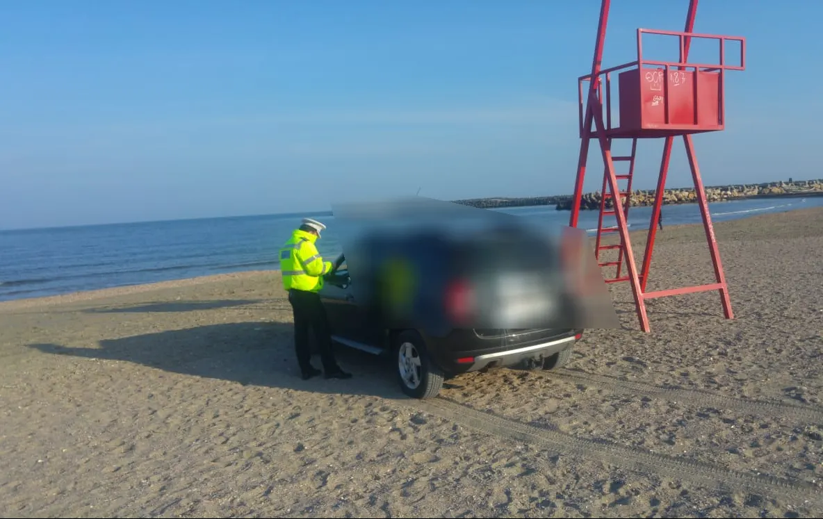 Șofer amendat cu 10.000 de lei după ce a intrat cu mașina pe plajă