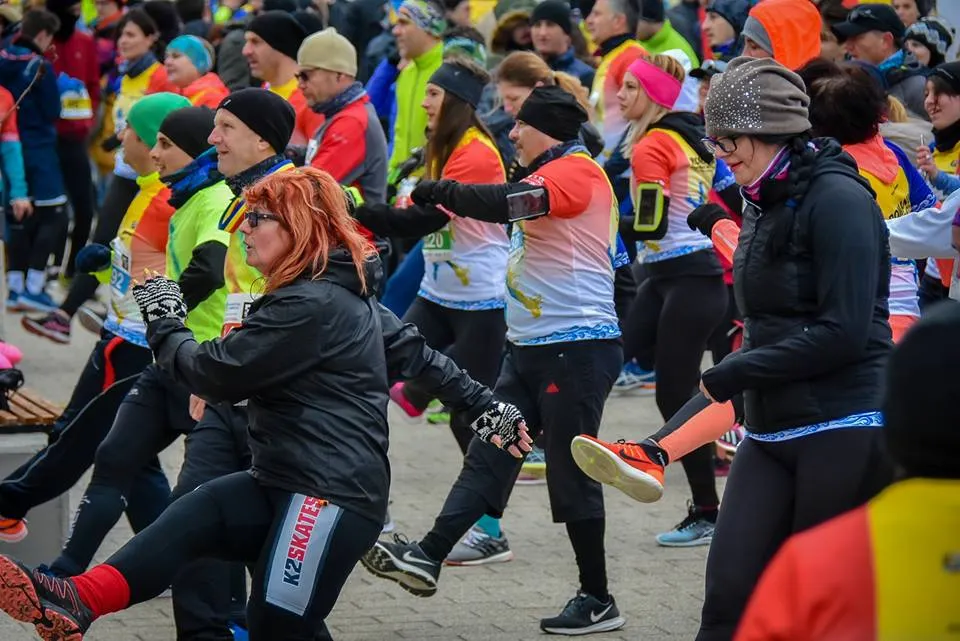 Părinţi şi copii aleargă pentru copiii bolnavi de cancer, la Maratonul Nisipului din Mamaia