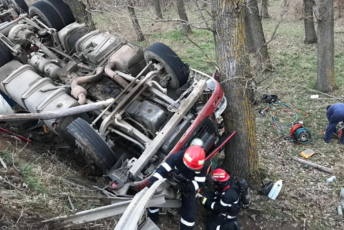 O cisternă plină cu sodă caustică s-a răsturnat în apropiere de Huşi