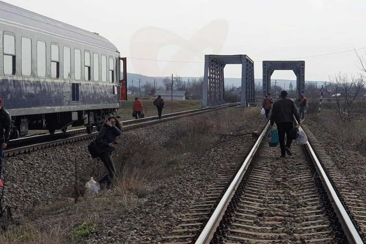 Un tren s-a defectat după ce a plecat din Gara Bârlad. Călătorii au rămas în câmp