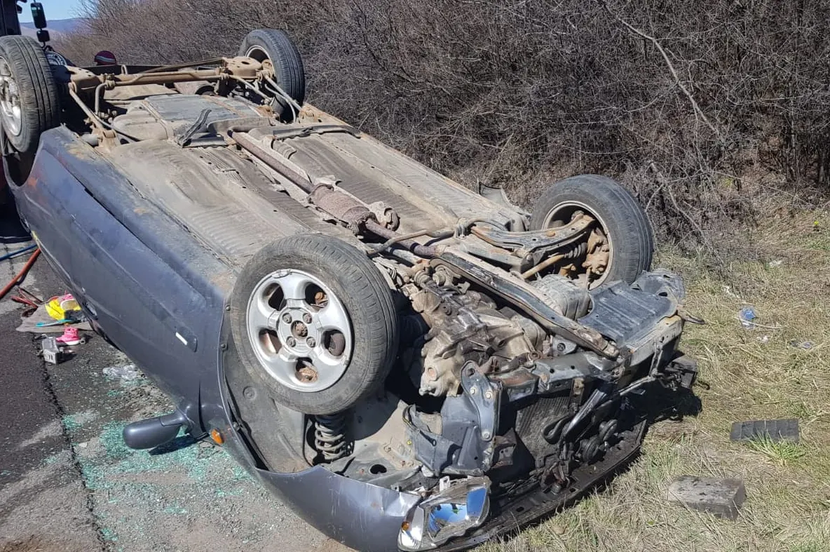 O şoferiţă s-a răsturnat cu maşina în care se mai aflau şi doi copii