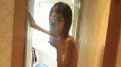 Tânăra înfometată aproape de moarte de bunicii ei rupe tăcerea. "Încă 10 minute şi mureai!"