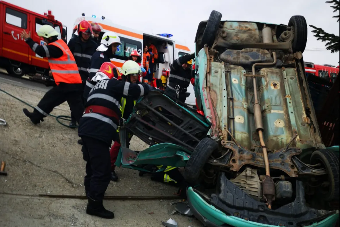 Două persoane încarcerate, în urma unui accident rutier produs în Bistrița-Năsăud(Video)