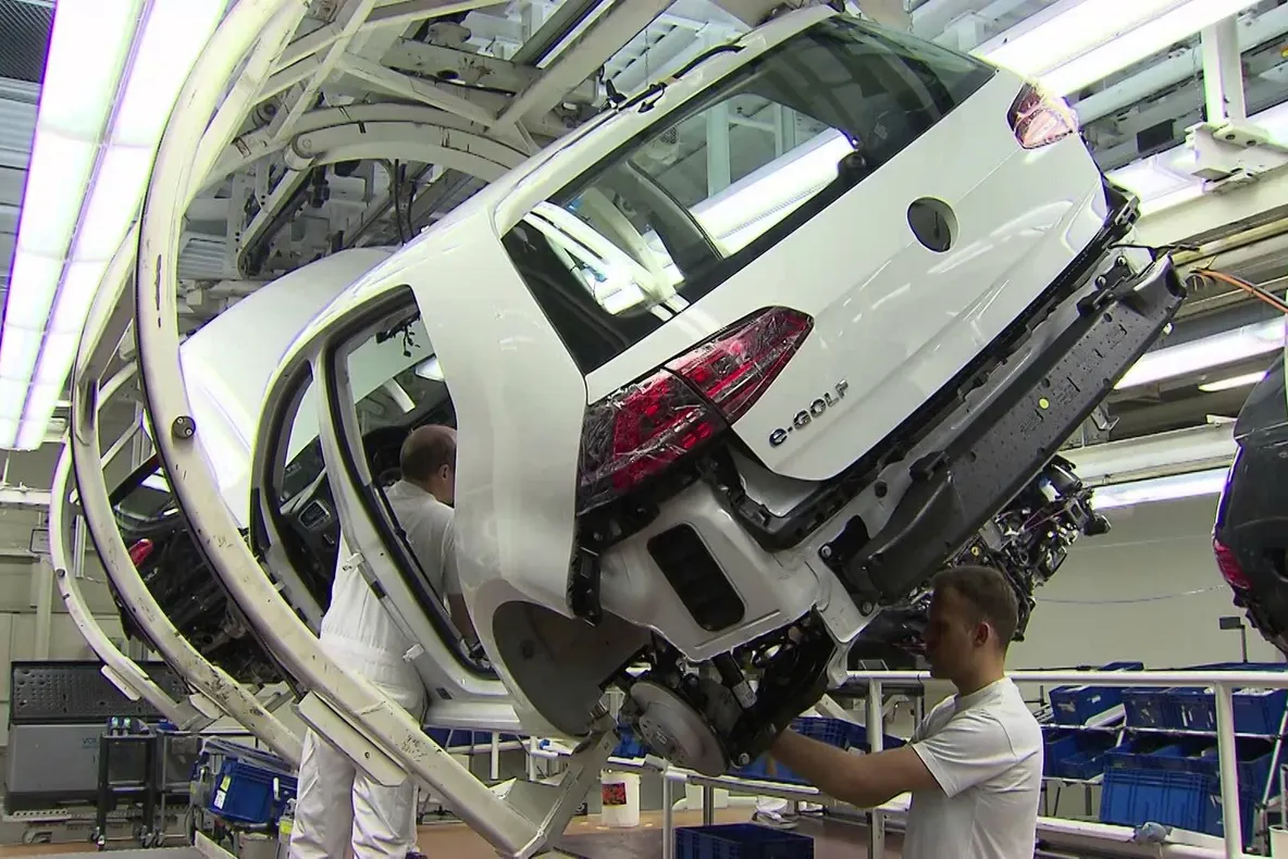 Angajații Volkswagen se revoltă împotriva noii uzine planificate în Estul Europei