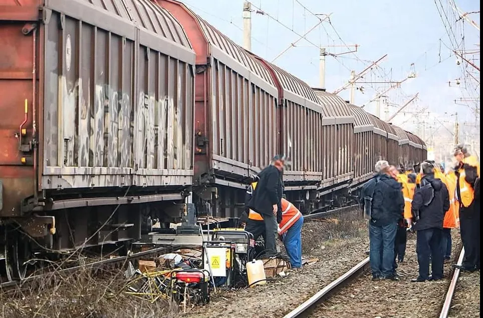 Traficul feroviar se desfăşoară tot pe un singur fir, între Zam şi Câmpuri Surduc