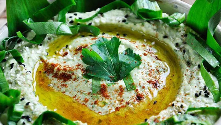 Cum să prepari humus cu leurdă! Este gata în doar 5 minute