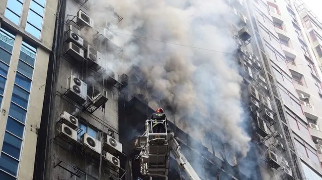 Incendiu devastator într-o clădire de birouri. Mulți morți. Unii oameni s-au aruncat de la etaj