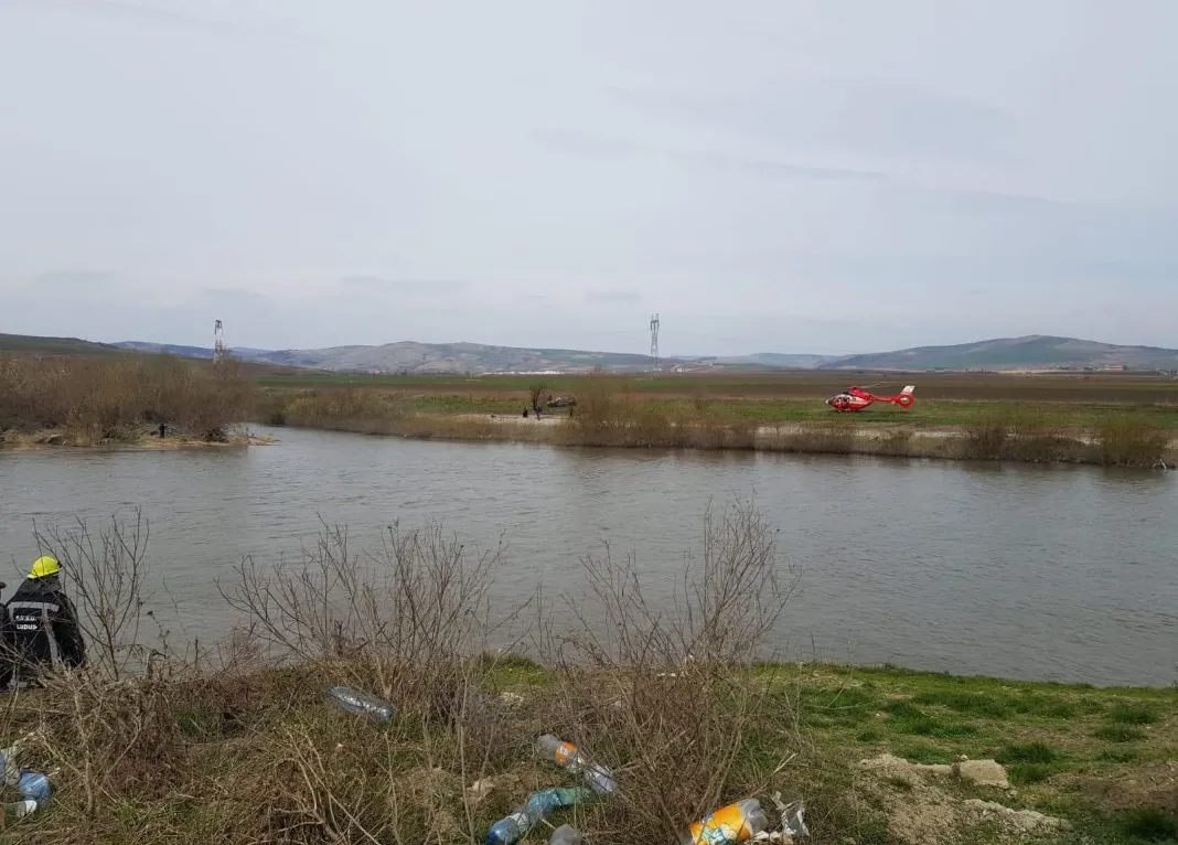 A văzut moartea cu ochii! Un adolescent a fost salvat din apele Mureşului (VIDEO)