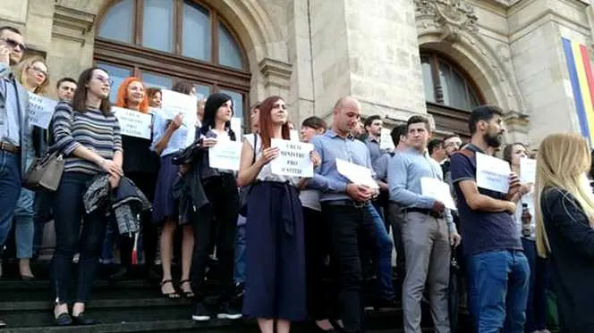 Jandarmii au încercat să îi împiedice pe magistrați să protesteze pe treptele Palatului de Justiție