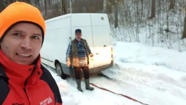 Mai multe mașini au rămas înzăpezite pe un drum din România