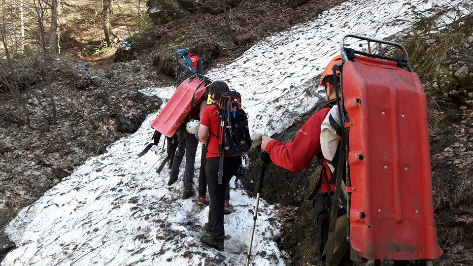 Cadavru descoperit de turiști în munți, recuperat de salvamontiştii din Buşteni