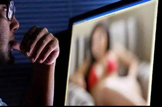 Tânără şantajată de iubitul „virtual”, cu imagini fierbinţi!