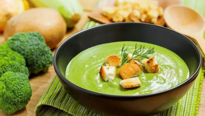 Supă detoxifiantă de legume: rețeta fără fierbere. Face minuni pentru organism!