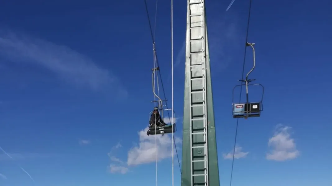 8 turişti, blocaţi în telescaunul de la Păltiniş. Instalația s-a defectat