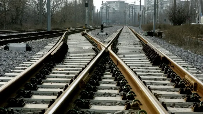 Circulație BLOCATĂ după ce un tren a deraiat de pe șine