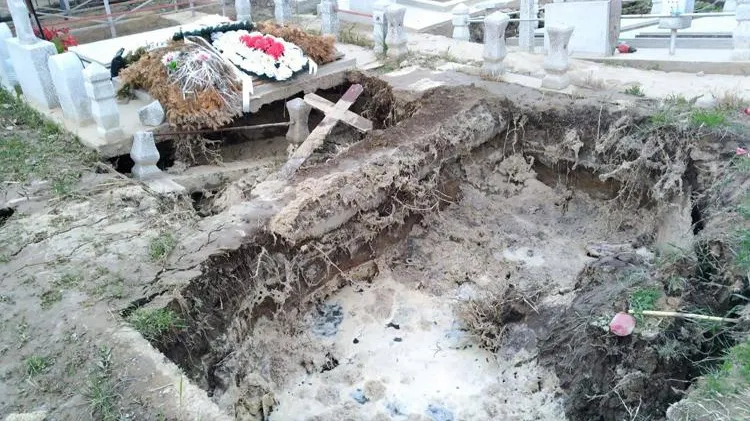 Imaginile care dau fiori: Ce au pățit mormintele dintr-un cimitir românesc în Săptămâna Patimilor