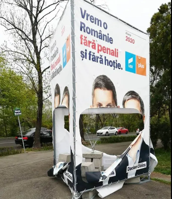 Corturile USR-Plus din Capitală, vandalizate noaptea trecută