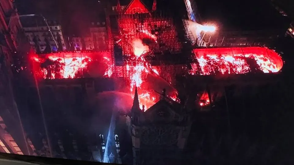 ”Vom reconstrui Notre-Dame”, anunță Macron. Primele imagini din catedrală sunt dramatice