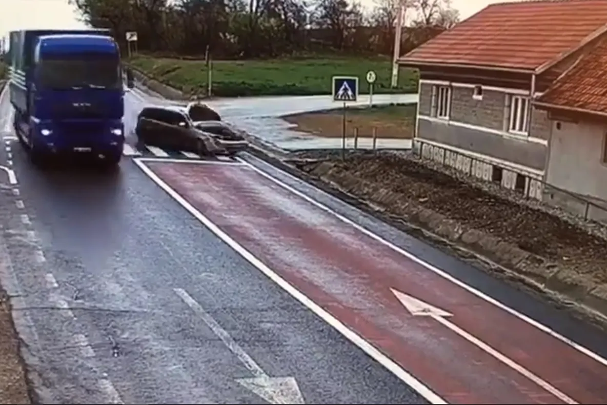 Imagini cumplite: Mașina unui șofer băut, proiectată într-o casă, după impactul cu un TIR