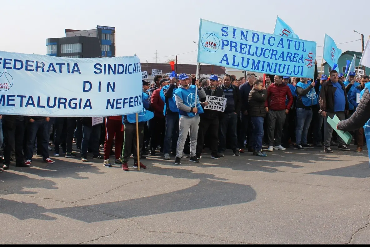 Angajații ALRO, protest împotriva conducerii: „Voi îmbuibați, noi sacrificați!”