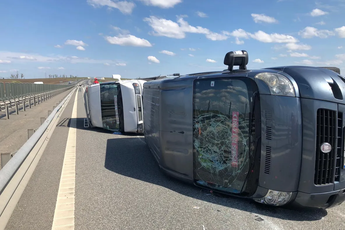 Accident între 2 microbuze cu 9 persoane pe autostrada Arad-Timișoara