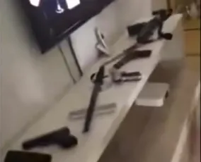 VIDEO REVOLTĂTOR: Petrecere de romi transmisă live, cu cuţite şi pistoale în mână