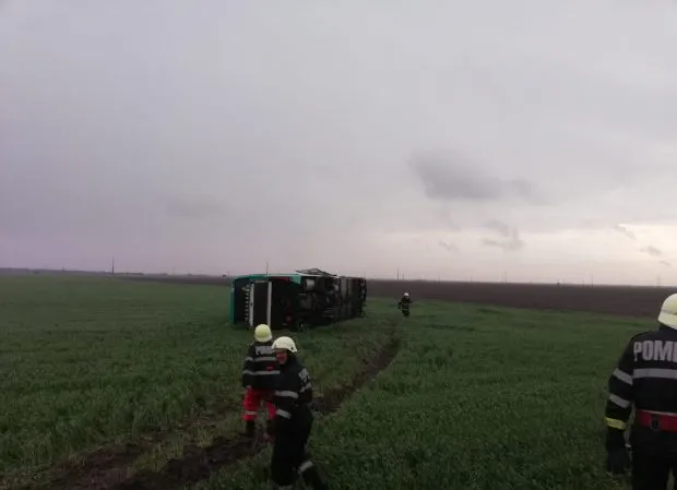Primele imagini cu autocarul răsturnat de tornadă în jud. Călăraşi