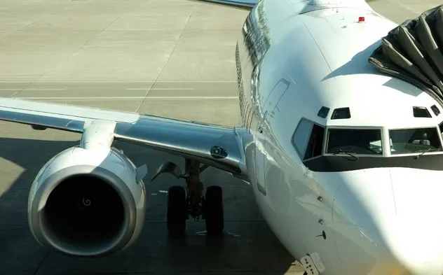 Panică pe aeroport, după ce două femei au aruncat monede în motor. Motivul a șocat și mai rău!