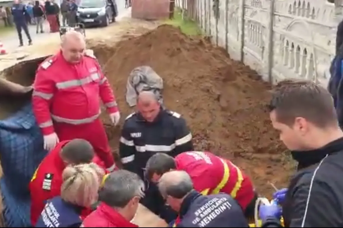 Săpau un canal, când ceva tragic s-a întâmplat. Din păcate, medicii nu au mai avut ce face! VIDEO