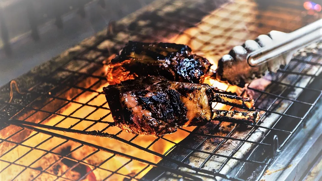 Ce se întâmplă în corpul tău dacă mănânci carne ARSĂ la grătar