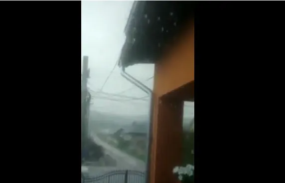 Grindina a făcut prăpăd la Voineşti, localitate celebră pentru merele sale (VIDEO)