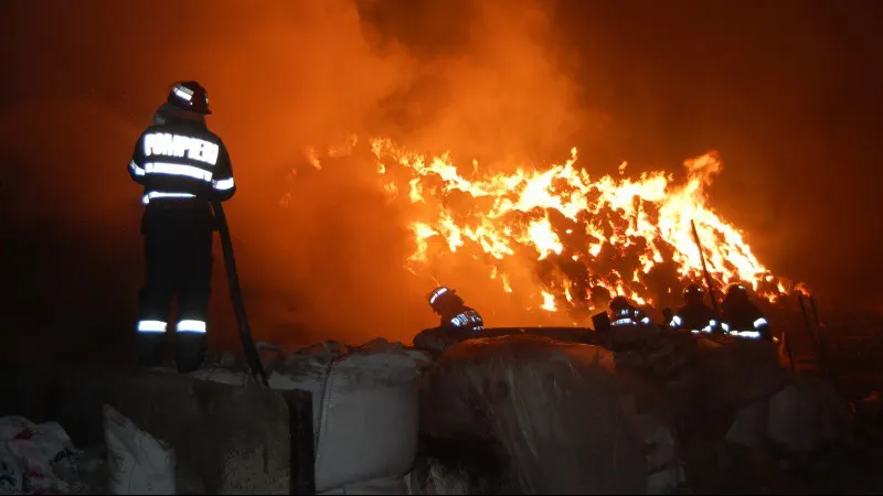 Realitatea de Iaşi: Copil de trei ani, mort după ce a fost prins într-o casă în flăcări