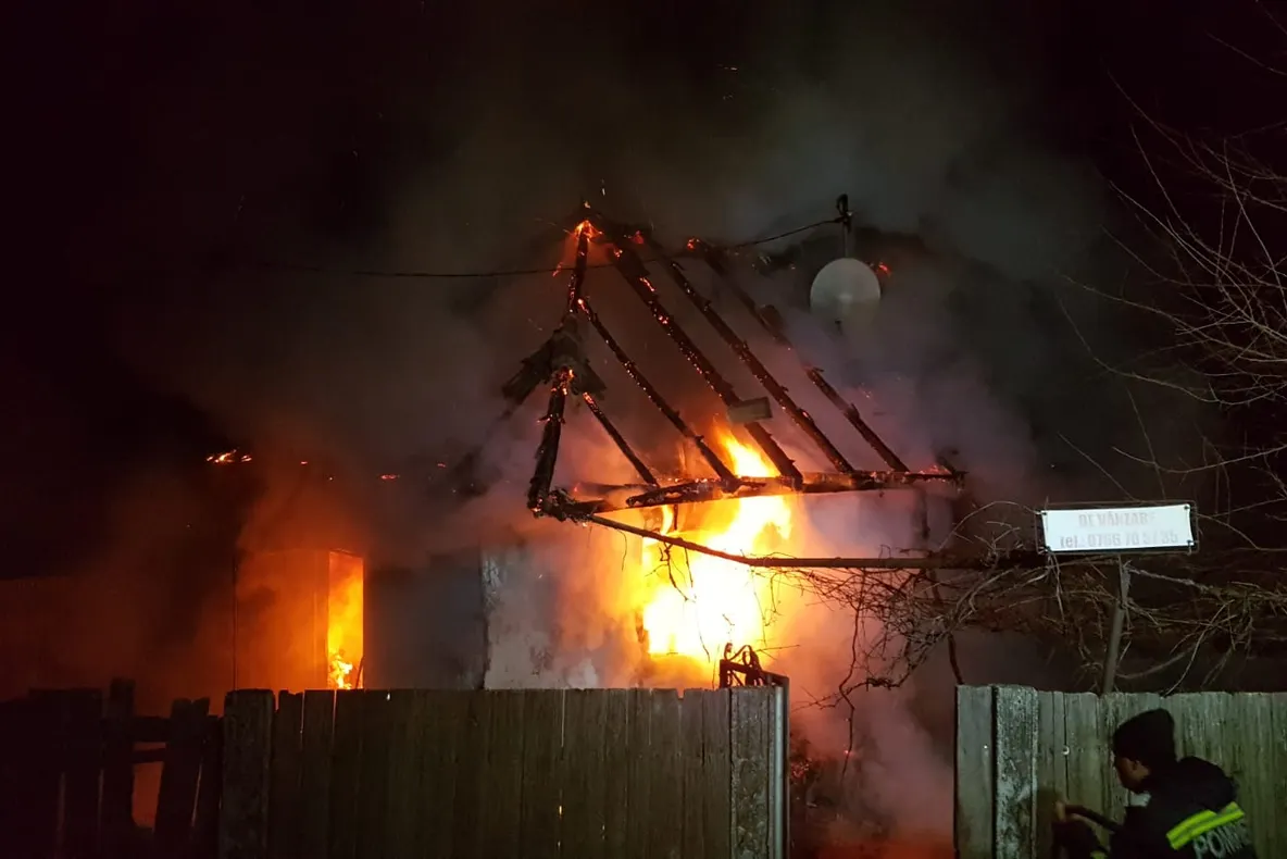 Tragedie la Cașin! O fată de 9 ani și mama ei au ars de vii într-un incendiu