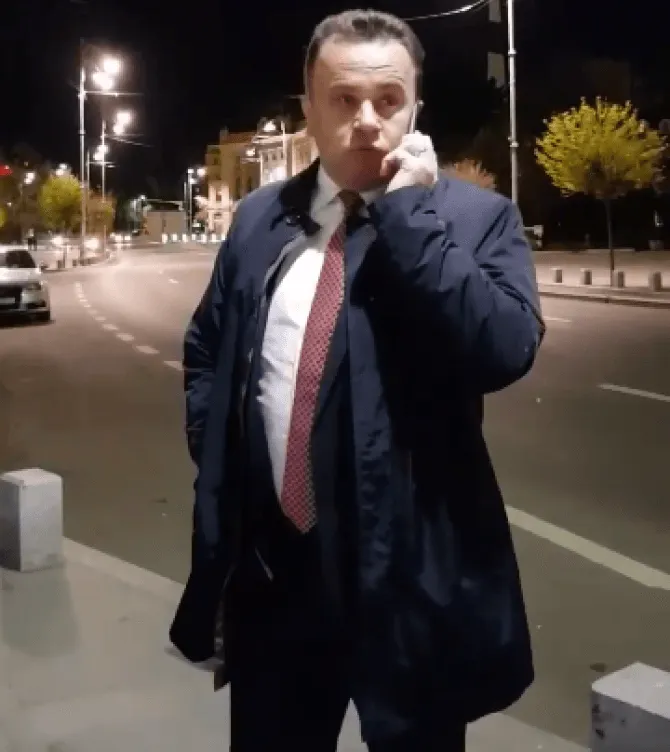 VIDEO Întâlnire de gradul zero între "protestatarul de serviciu" și "ministrul genunche"